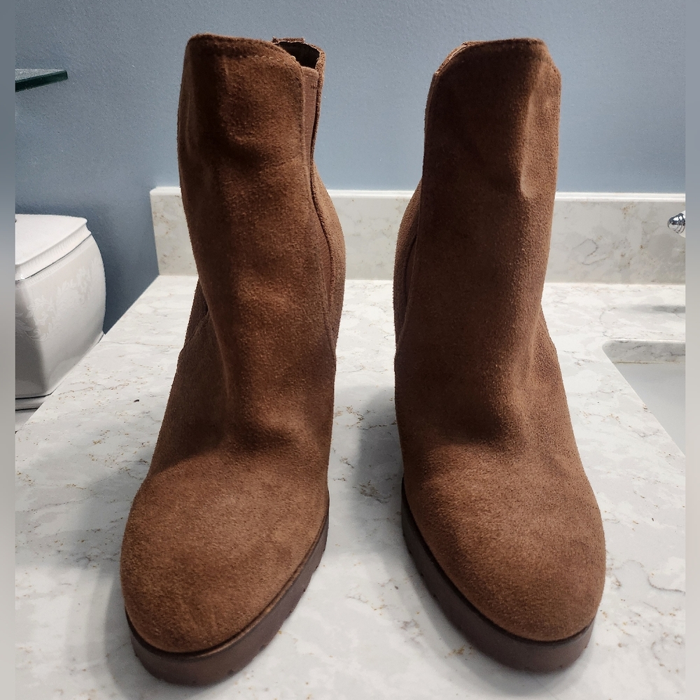 New size 8M Michael Kors Bown Suede Ankle Boots